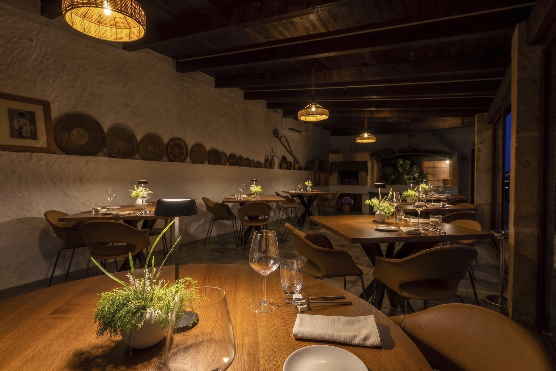 Sala di Casa Marmida apparecchiata per una cena serale a lume di candela