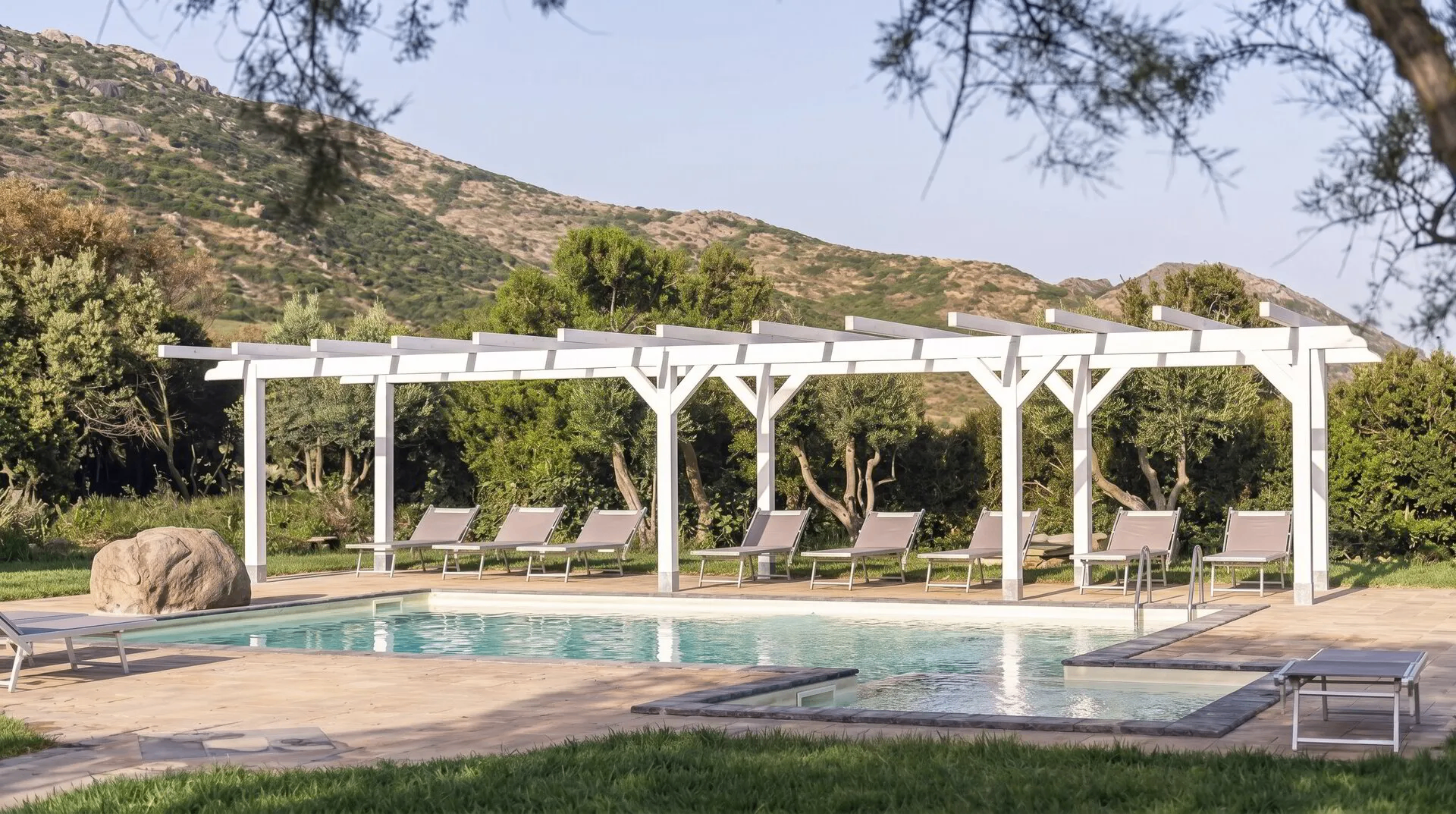 Piscina privata immersa nel verde