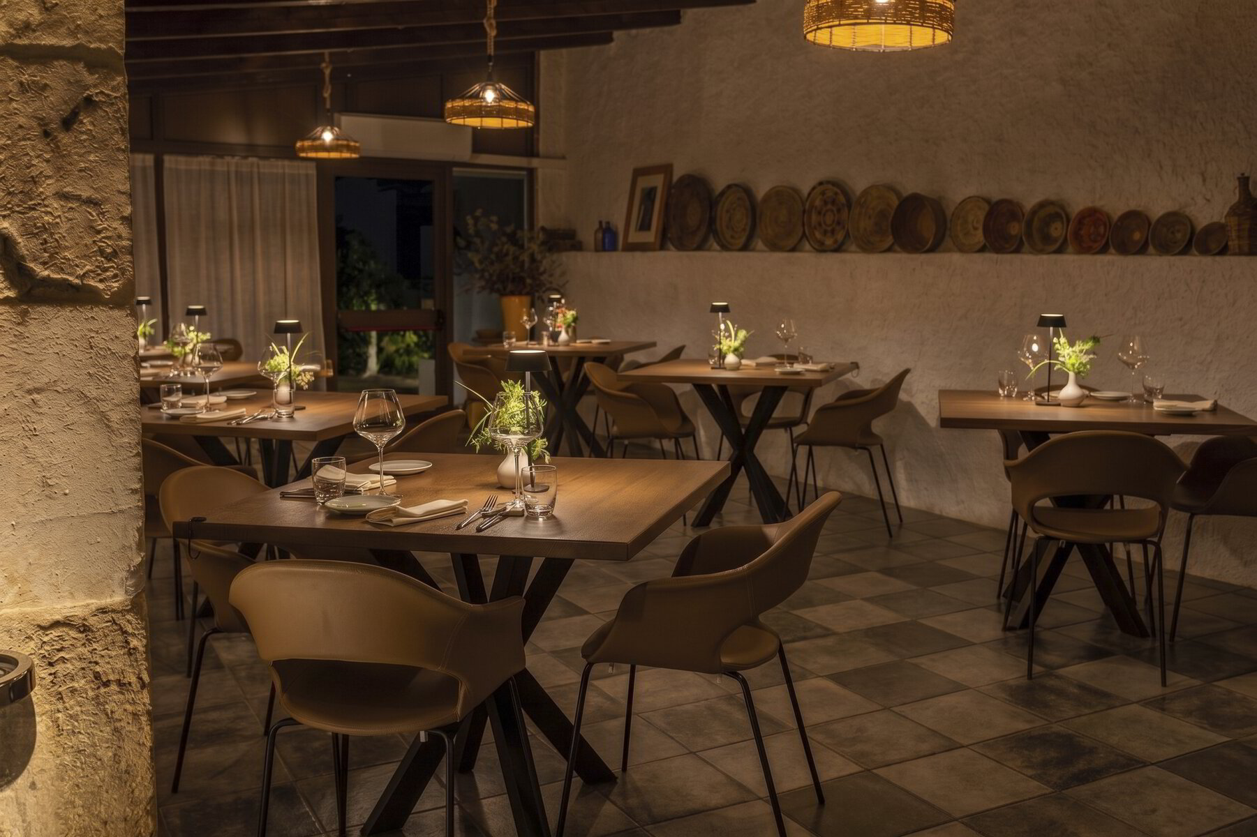 Sala del ristorante Casa Marmida apparecchiata per la sera